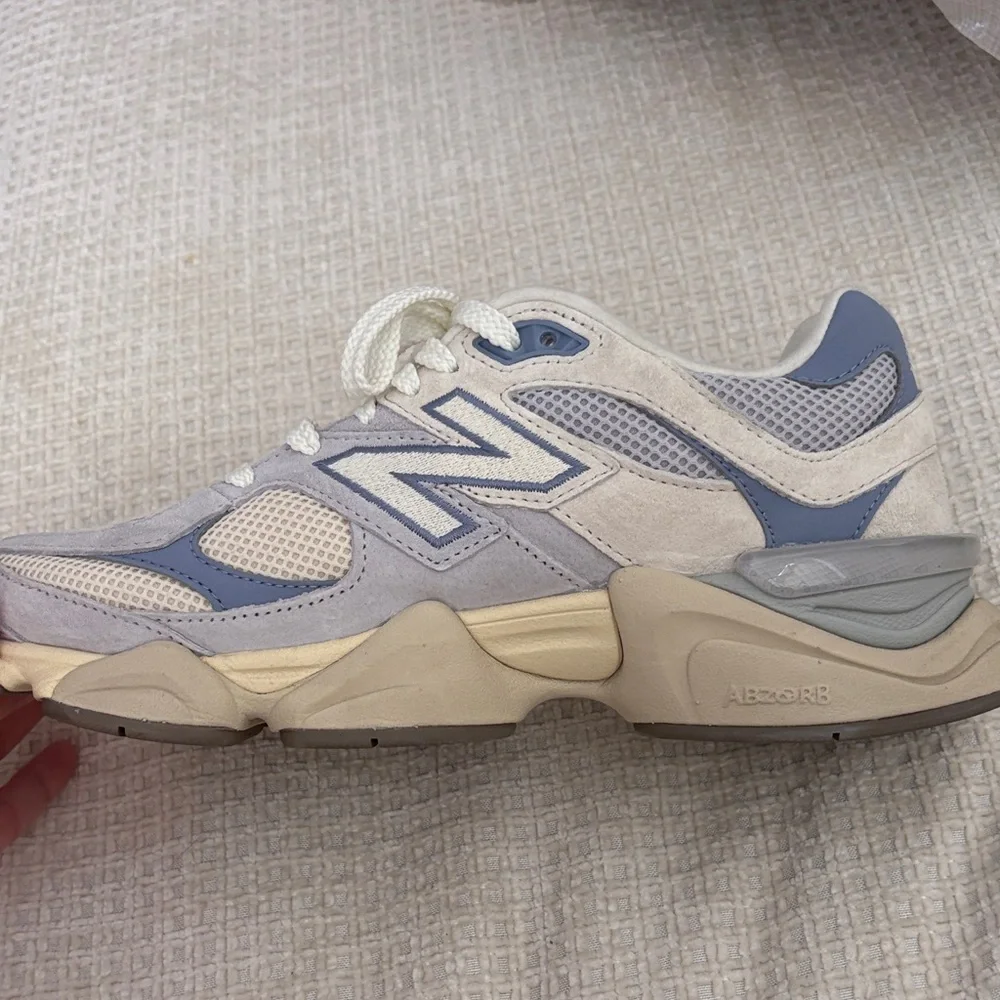 New Balance Women's Cream and Light Blue Retro Runner - Picture 5 of 6